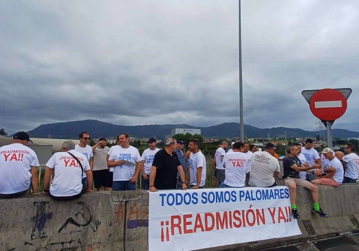 Trabajadores durante la manifestación de este jueves en la rotonda de acceso al complejo de Ferroatlántica.