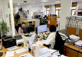 Funcionarios en el Ayuntamiento de Torrelavega.