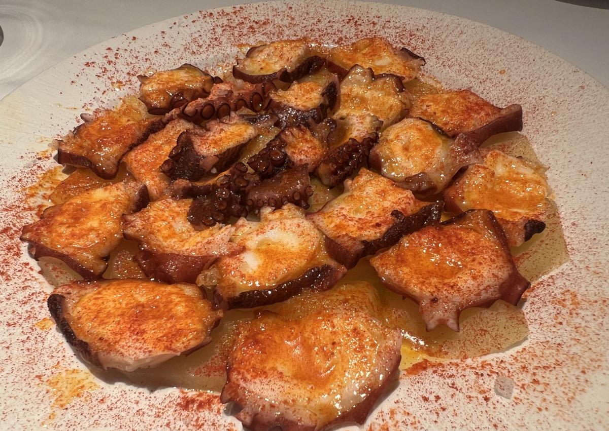 Imagen secundaria 1 - Arriba, colas de langostino al ajillo. A la izquierda, pulpo a la gallega. Y, a la derecha, flan «muy cremoso».