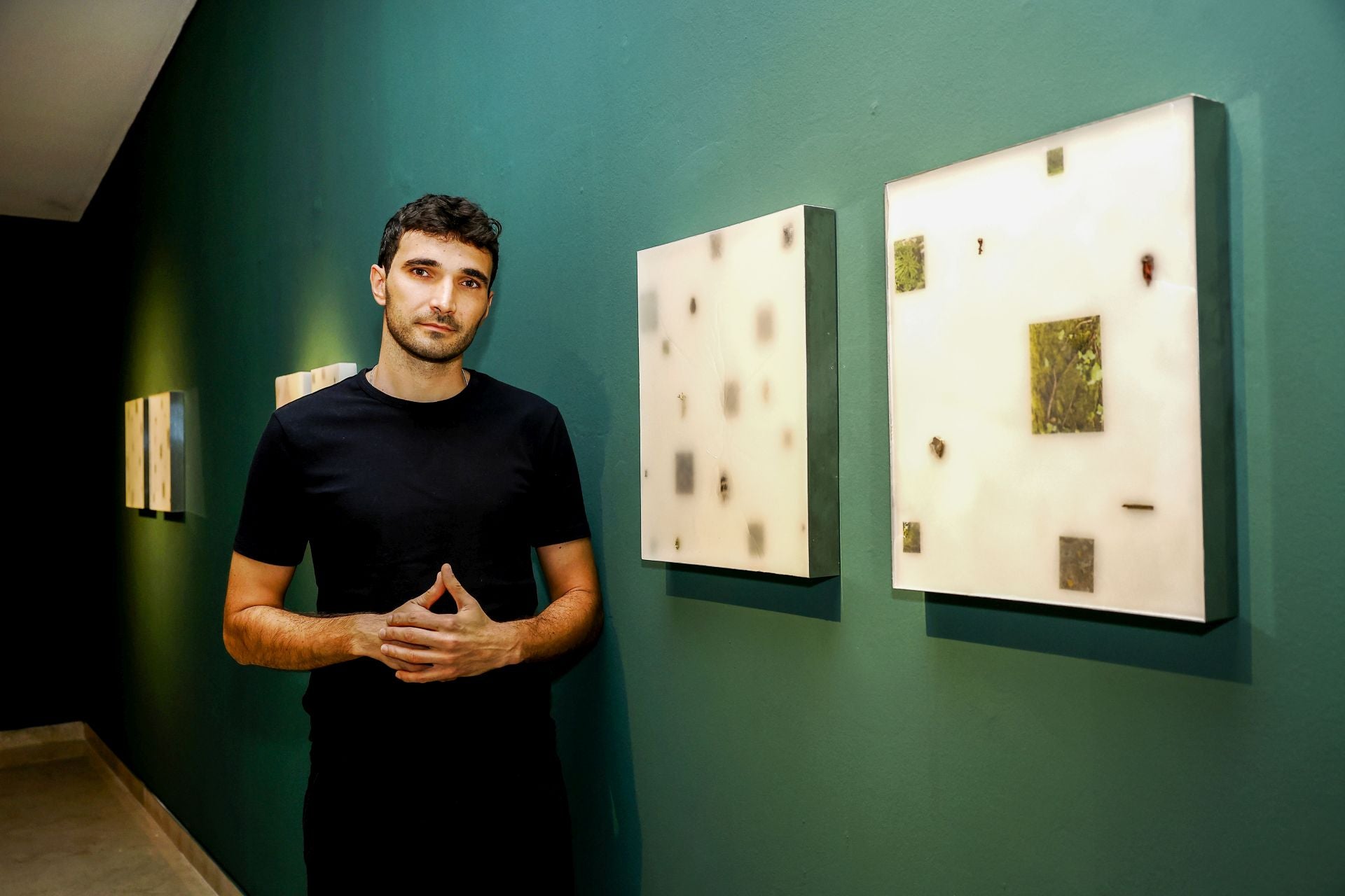 Manuel Minch, junto a algunas de sus obras, se suma a la temporada del Museo en Santillana.