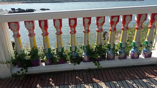 Imagen antes - Nuevos actos vandálicos al símbolo LGTBI de Castro: pintan la bandera española sobre el arcoíris
