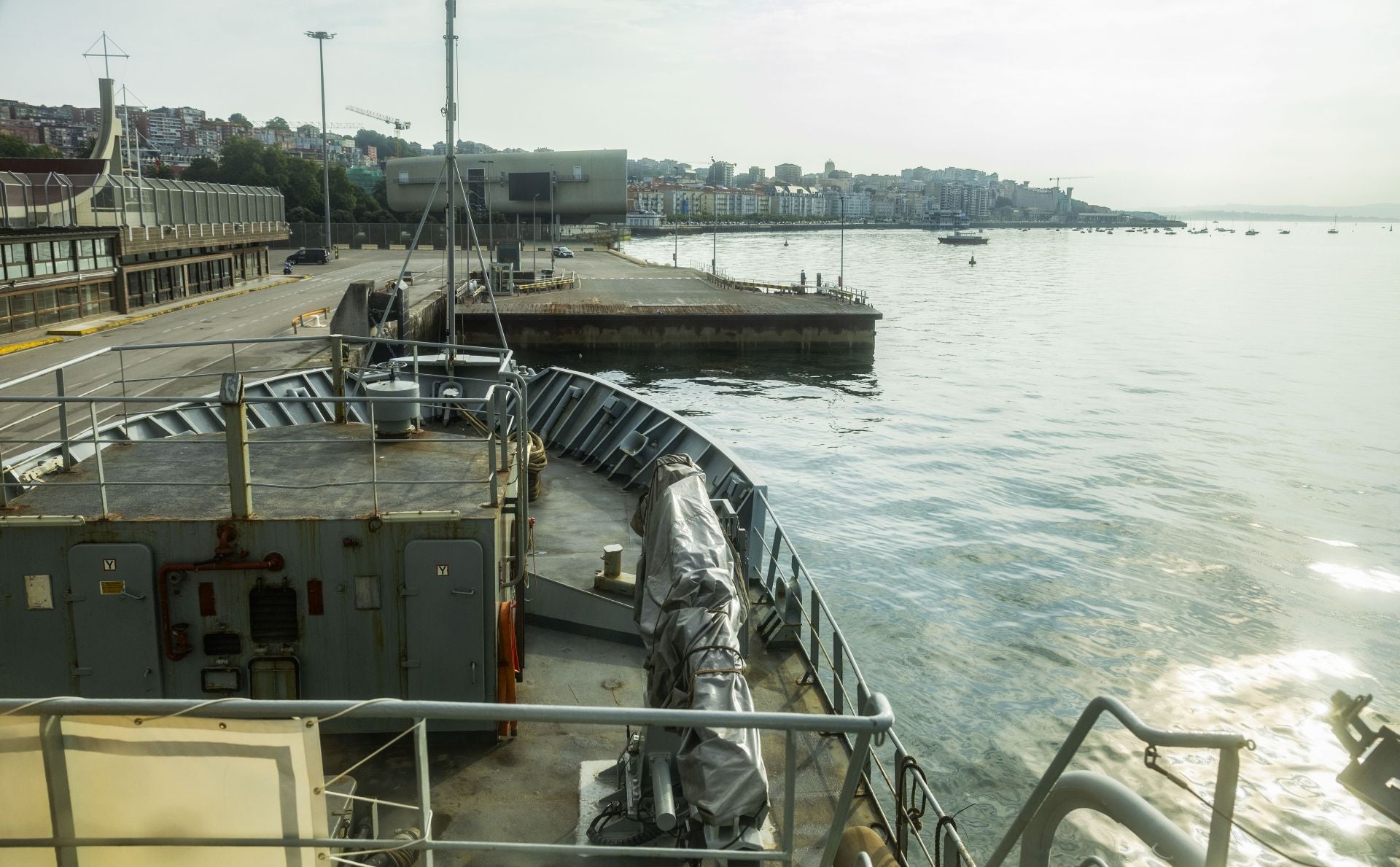 El Alborán preside estos días el Puerto de Santander, con la bahía de fondo