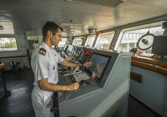 El alférez naval Iván Elejabeitia muestra la bahía desde el plano electrónico.