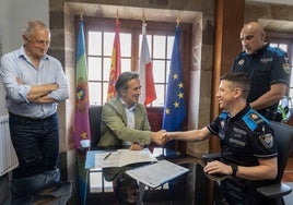 De izquierda a derecha: el concejal de Seguridad Ciudadana, Amancio Bárcena, el alcalde de Camargo, Diego Movellán, el nuevo oficial, Fernando Fernández, y el subinspector jefe de la Policía Local del municipio, Tomás Ramos.
