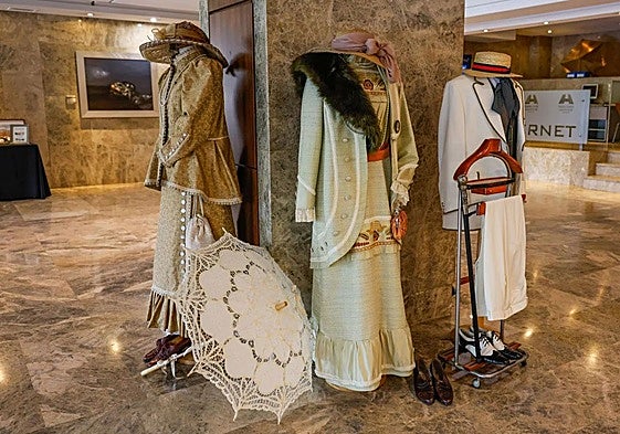 Tres trajes de época confeccionados por María José Mínguez, expuestos en el Hotel Santemar.