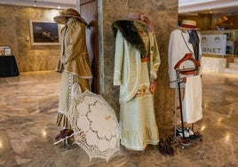 Tres trajes de época confeccionados por María José Mínguez, expuestos en el Hotel Santemar.