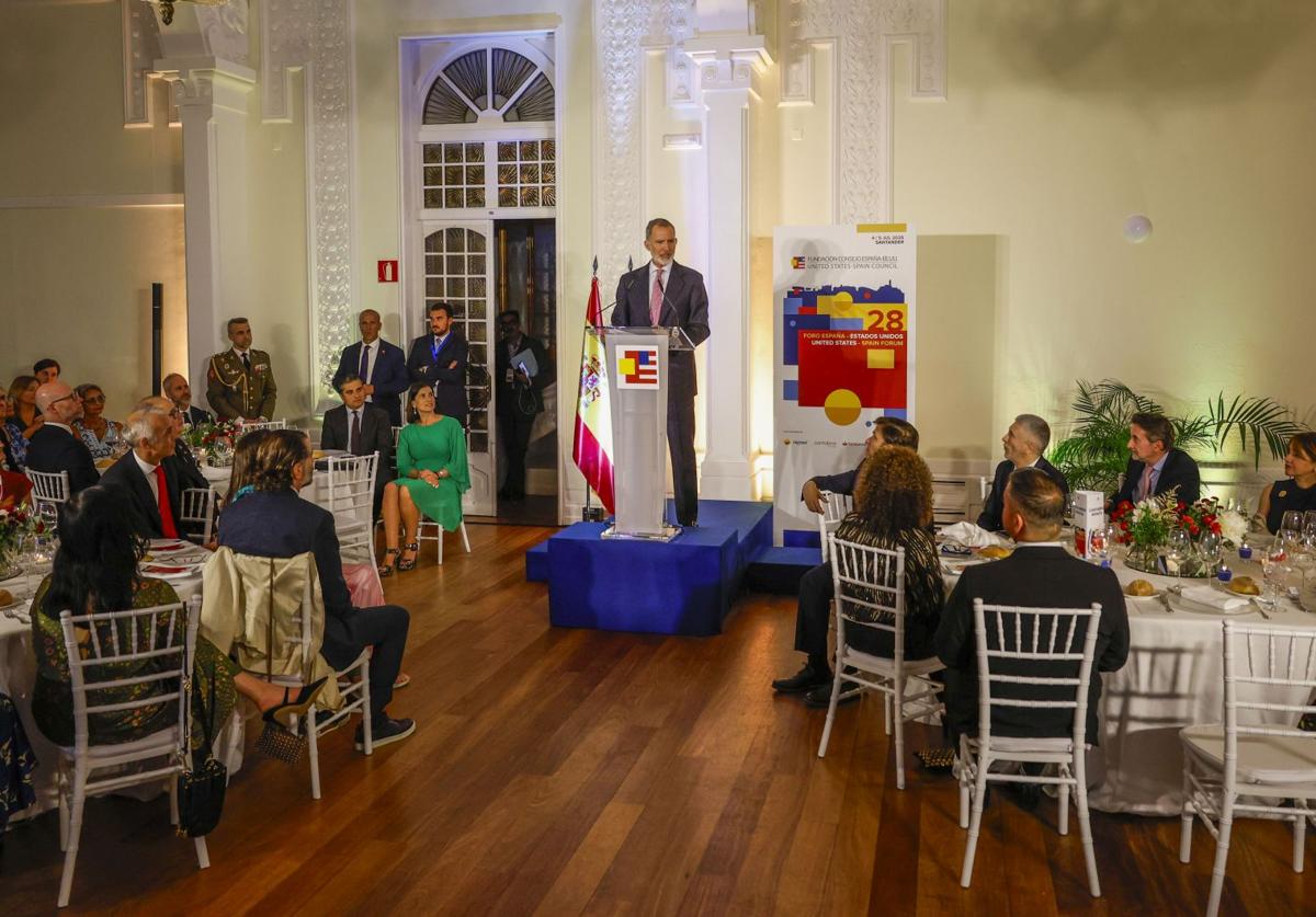 Momento en el que rey Felipe VI se dirige a los 200 asistentes a la cena inaugural celebrada en el Gran Casino Sardinero de Santander.