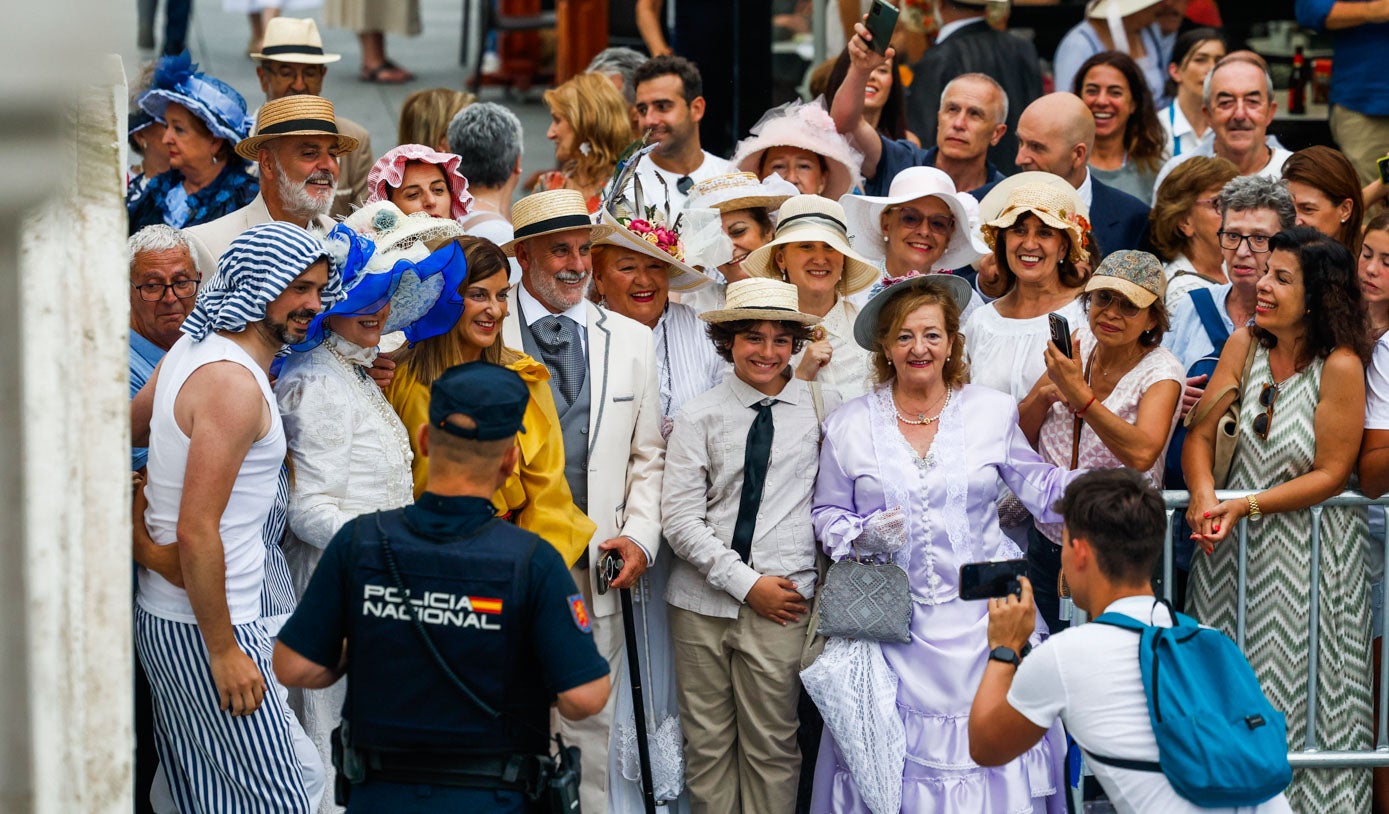 La presidenta de Cantabria, María José Sáenz de Buruaga, que también asistió al Casino al acto en el que participó el Rey, se fotografió con participantes de los Baños de Ola. 