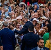 Algunos de los asistentes al Foro, a su llegada al Casino de El Sardinero.