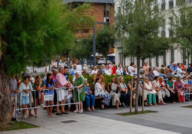 La llegada del Rey despertó una gran expectación en el entorno del Casino.