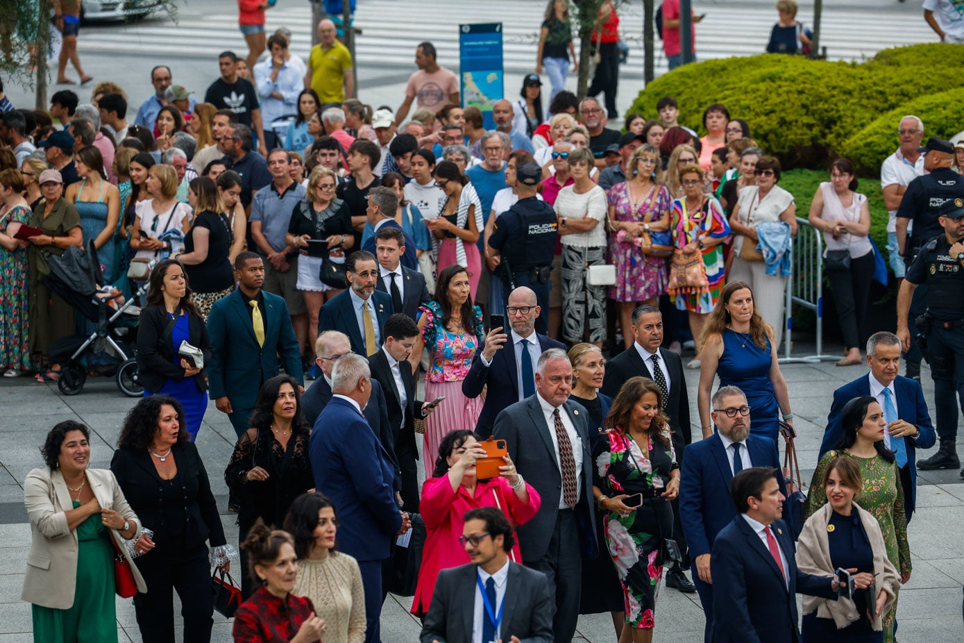 Algunos de los asistentes al acto aprovecharon la ocasión para hacer fotografías.