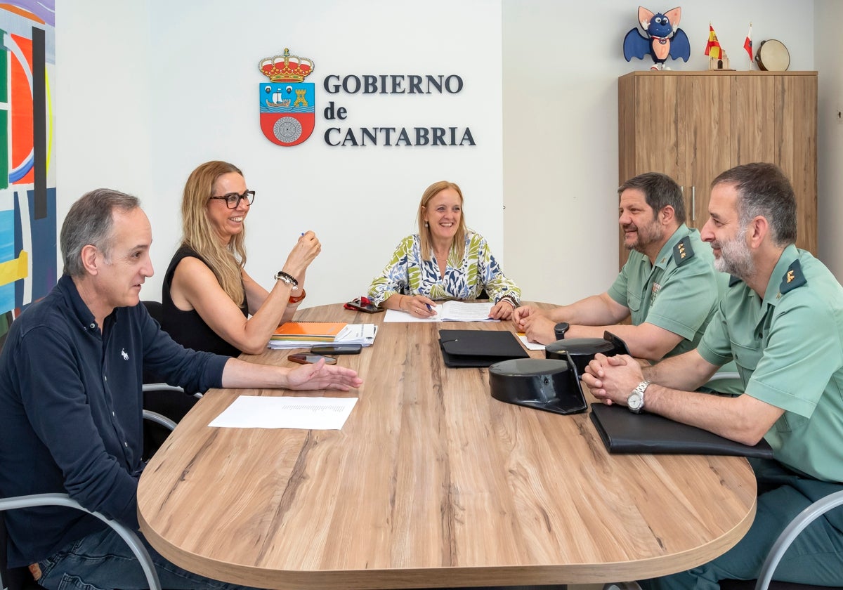 Miembros del Gobierno de Cantabria junto a representantes de la Guardia Civil