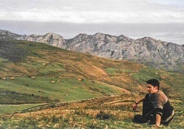 Un joven Nando Agüeros, en un paisaje espectacular en Cires.