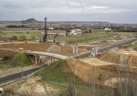 Vista general de las obras que se están acometiendo en la línea del AVE en la capital de Palencia.