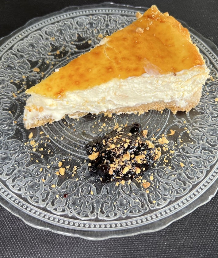Imagen secundaria 2 - Tomate aliñado, espectacular en presencia y sabor; rueda de bonito a la plancha y tarta de queso horneada con confitura de arándanos.