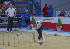 Óscar González coloca un birle al pulgar mientras Jesús Salmón se mantiene a la espera durante el Regional de ayer en Orejo.