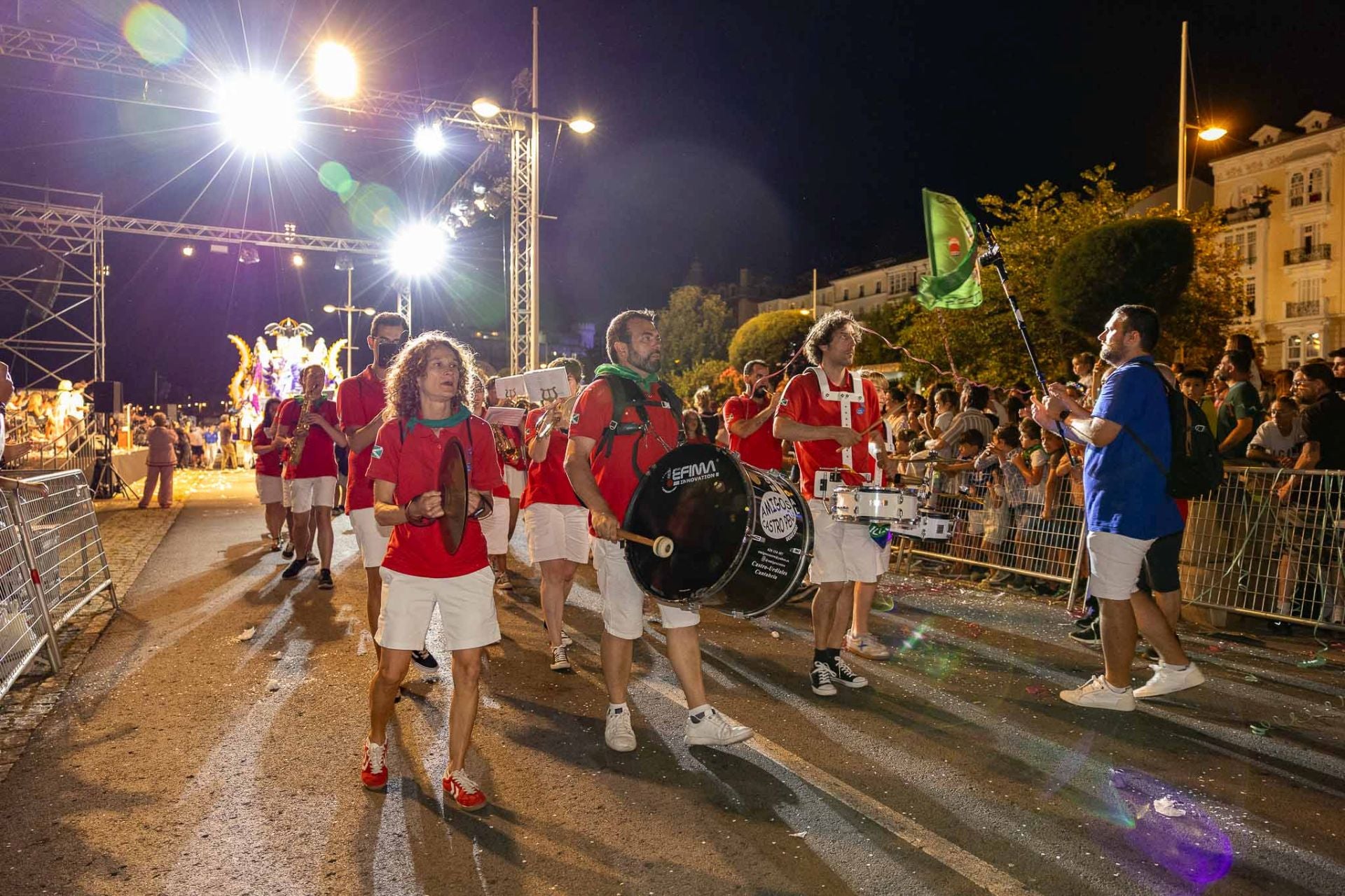 Amigos Castro Peña abrió el recorrido animando con su música al público.