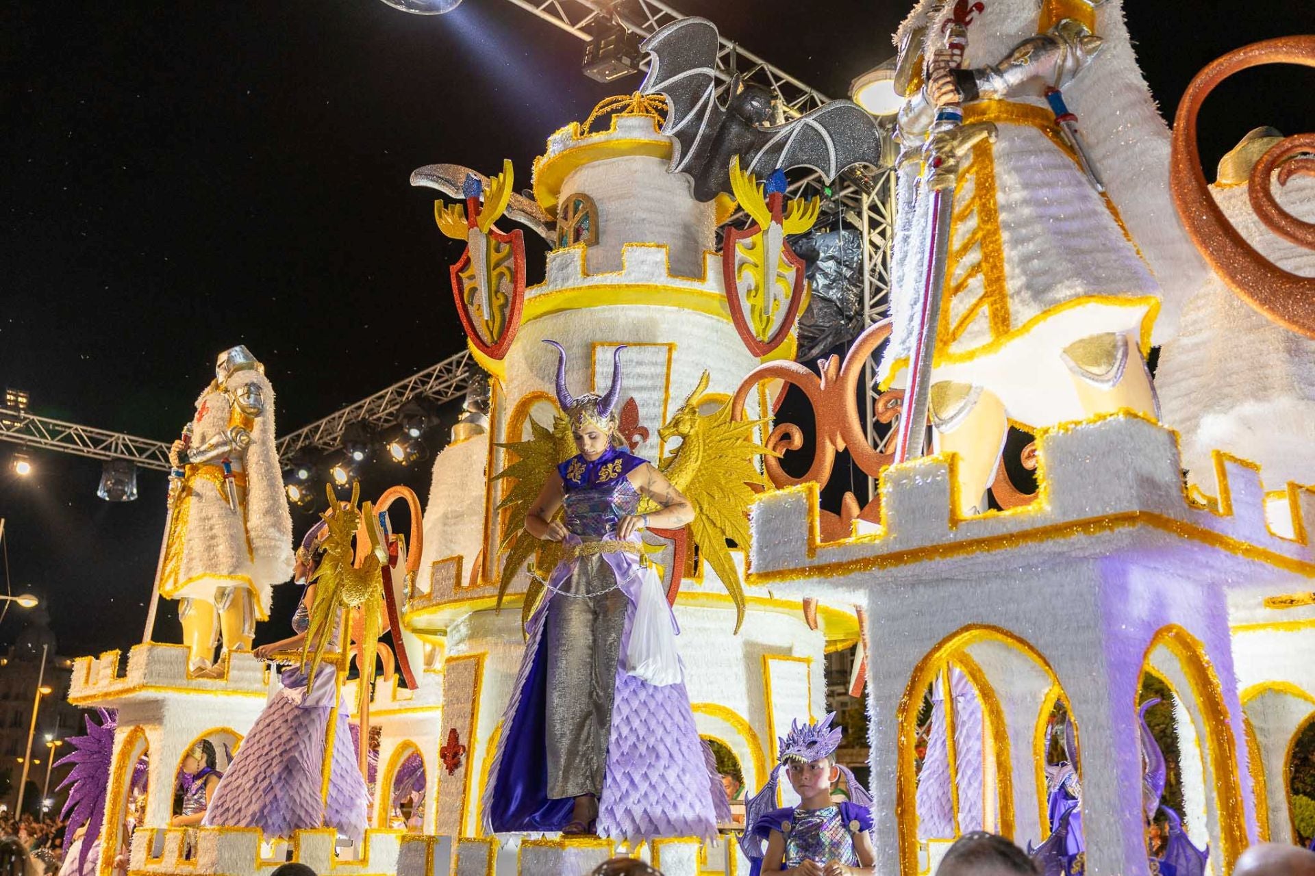Todas las obras de arte están confeccionadas con papel de seda y celofán de colores blanco y dorado. 