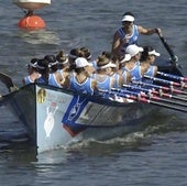 La trainera femenina de Astillero, en plena boga.