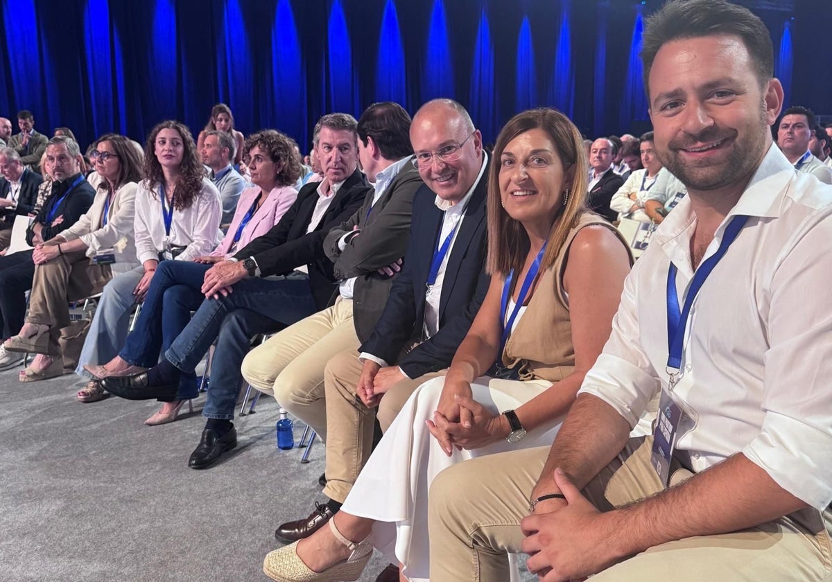 María José Sáenz de Buruaga, junto a Miguel Tellado, en la primera fila del cónclave del PP.