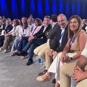 María José Sáenz de Buruaga, junto a Miguel Tellado, en la primera fila del cónclave del PP.