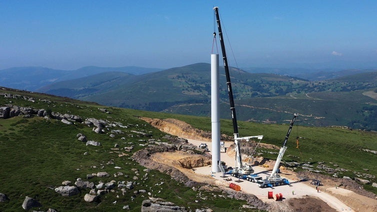 La maniobra de colocación de los dos primeros tramos (en total, la torre la forman tres cilindros) del primer molino de El Escudo, que se llevó a cabo con dos grúas el pasado 27 de junio.