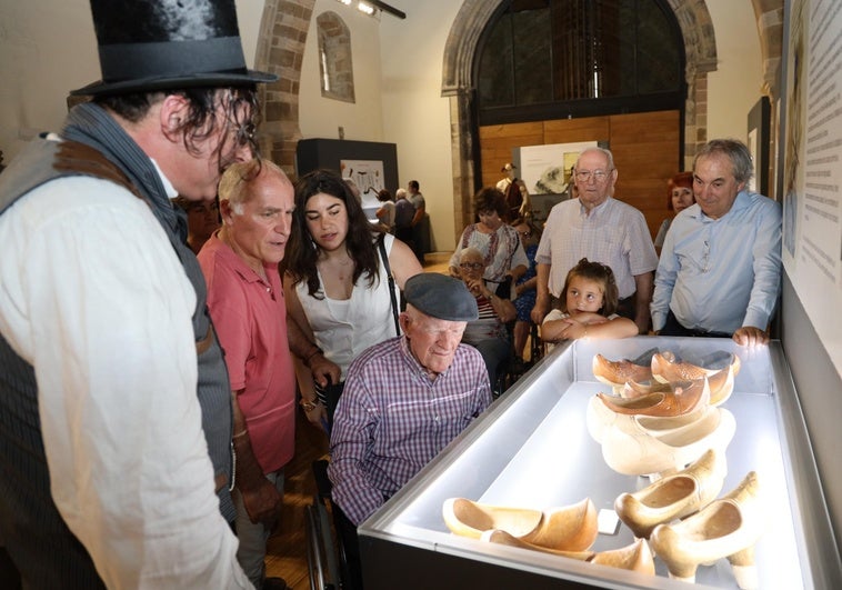 El albarquero lebaniego Juan Antonio Cires contempla la vitrina con algunas de sus piezas.