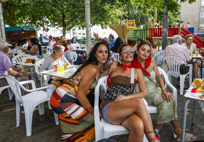 Tres jóvenes disfrutan de la fiesta.