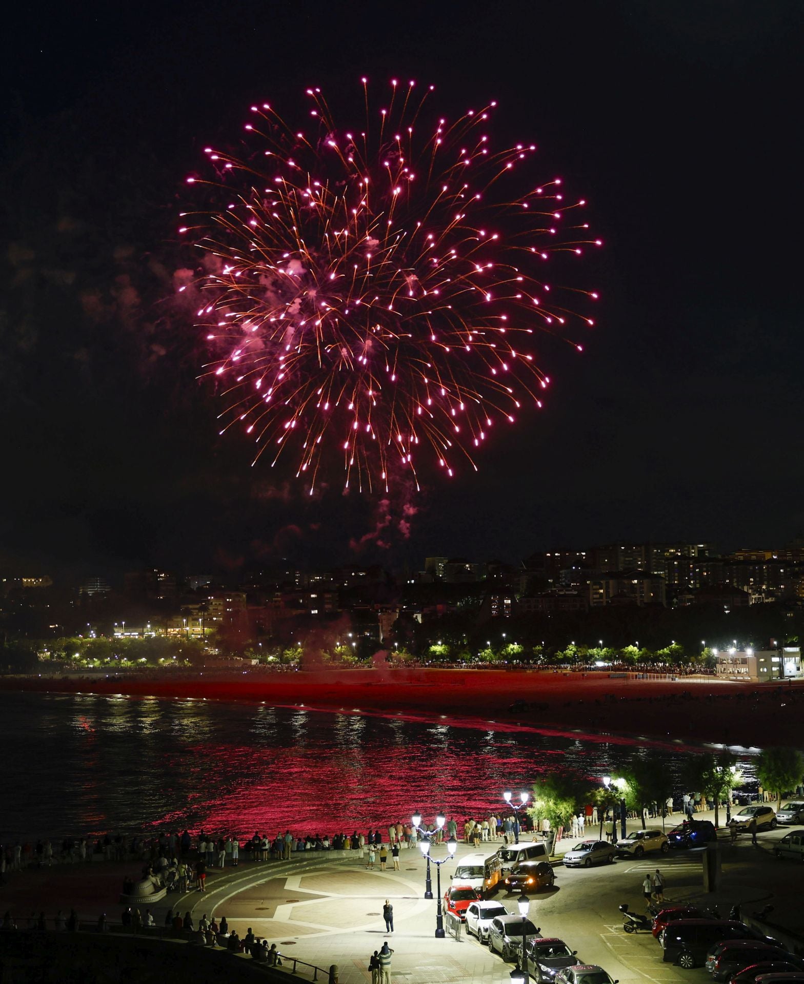 Miles de personas han visto esta noche los fuegos artificiales que se han lanzado desde la Segunda playa de El Sardinero. 