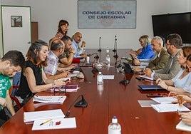 La Junta de Personal Docente y el consejero, Sergio Silva, junto a miembros de la Consejería de Educación, durante la reunión.