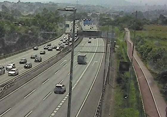 Cinco kilómetros de retenciones en la A-8 a la altura de Muskiz sentido Cantabria