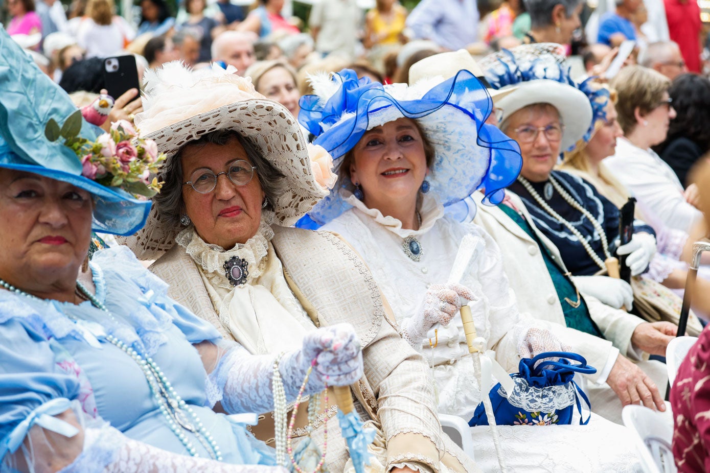 Los vestidos clásicos y modernistas de entre finales del XIX y principios del XX estuvieron en el parque y también fueron presentados sobre el escenario.