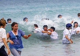 Más de cien personas se zambullen en la Primera de El Sardinero, este domingo en la última jornada de los Baños de Ola.