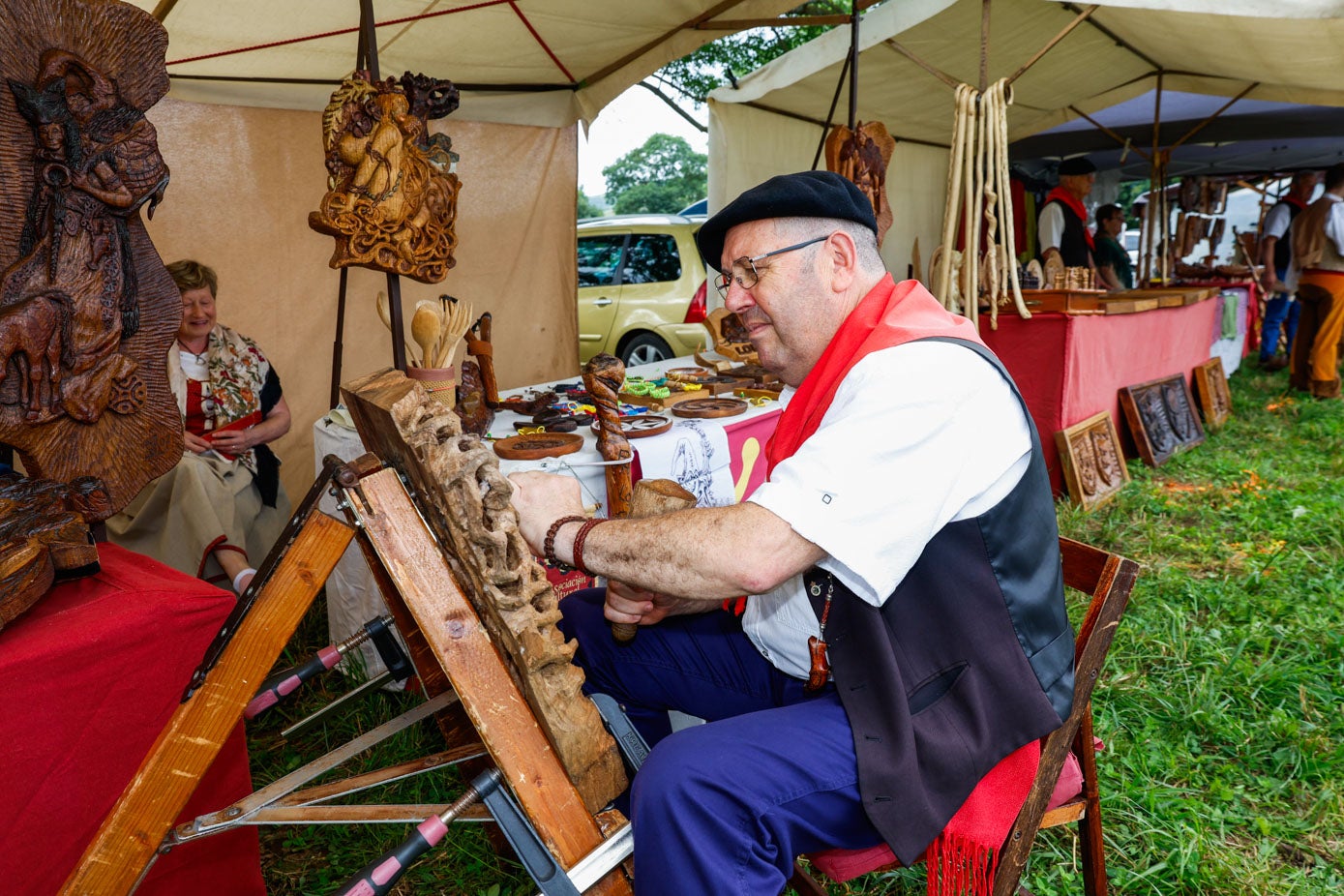 Uno de los puestos de artesanía del mercado de la fiesta regionalista.