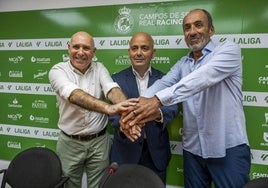 El nuevo director deportivo, Chema Aragón, escoltado por Manolo Higuera y Sebastián Ceria.