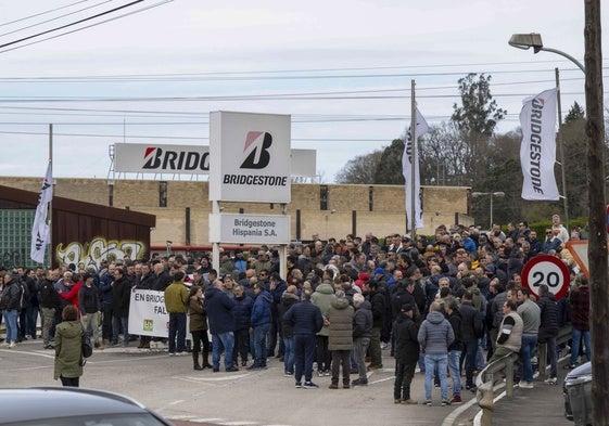 Concentración de trabajadores de Bridgestone en Puente San Miguel por el ERE firmado en mayo.