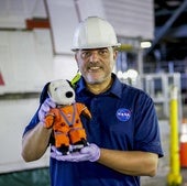 Eduardo García Llama sostiene el muñeco de Snoopy que subió a la nave en la misión Artemis I.