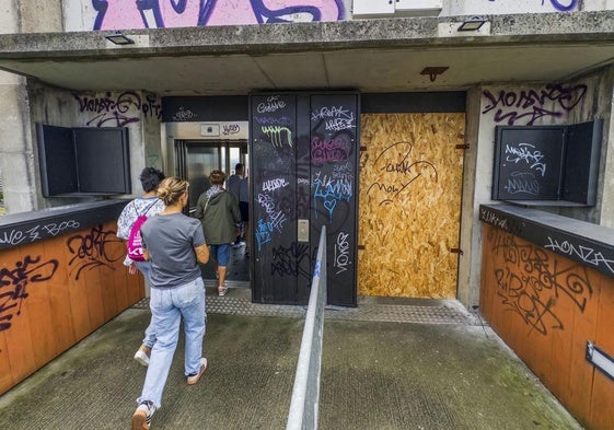 Varias personas acceden al ascensor que funciona de la calle Alta, el otro está tapiado y vallado.