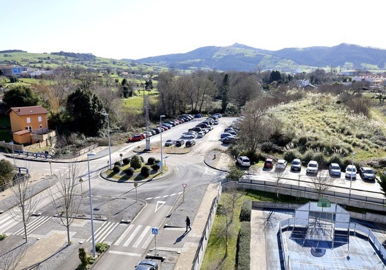 Vista de la rotonda y del aparcamiento provisional, en El Valle, donde se construirá el nuevo vial de conexión hasta la rotonda del Puente de Piedra.