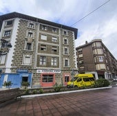 La mujer se había atrincherado en el interior del tercer piso del edificio de la imagen, donde hay una manta colgada, ubicado junto a la Plaza de Los Jardines