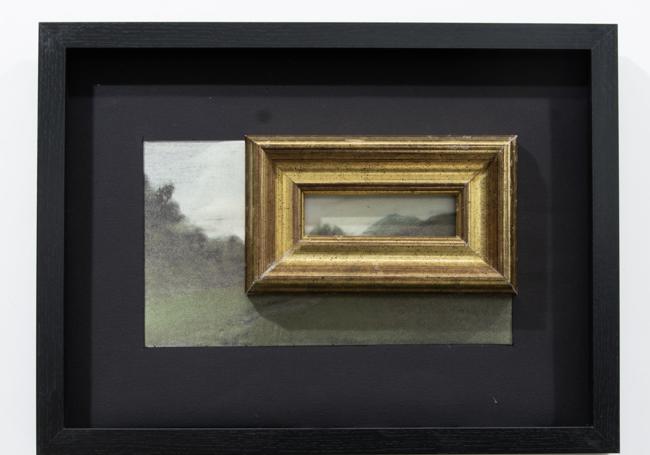 Impresión digital sobre papel japonés a partir del dibujo al pastel de un fotograma. Marcos de madera negra y dorado.