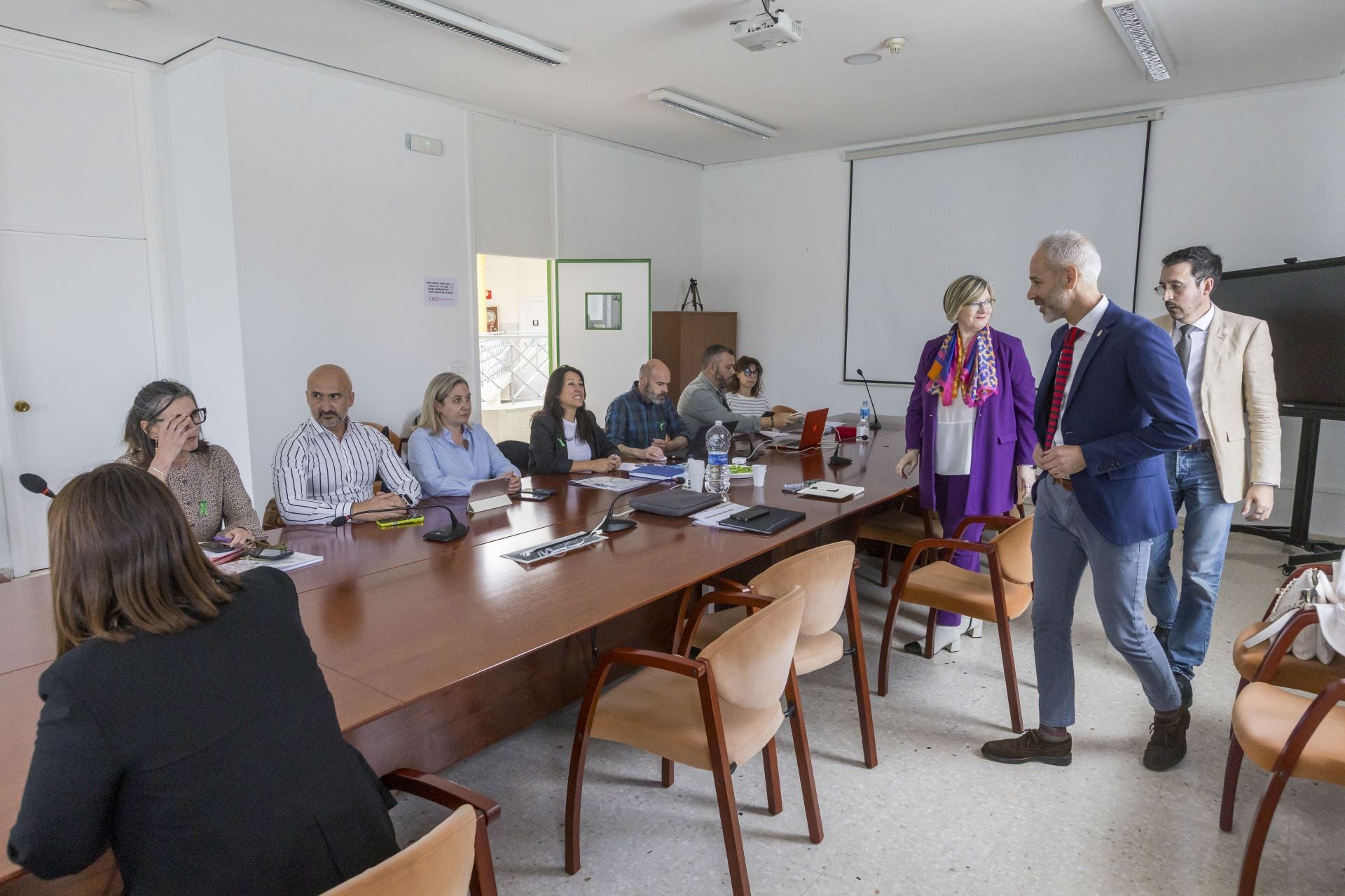Imagen principal - Silva asegura que la contraoferta de 180 euros de los sindicatos docentes «está fuera de nuestro alcance presupuestario»