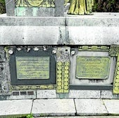 Elementos del panteón del arquitecto Leonardo Rucabado.