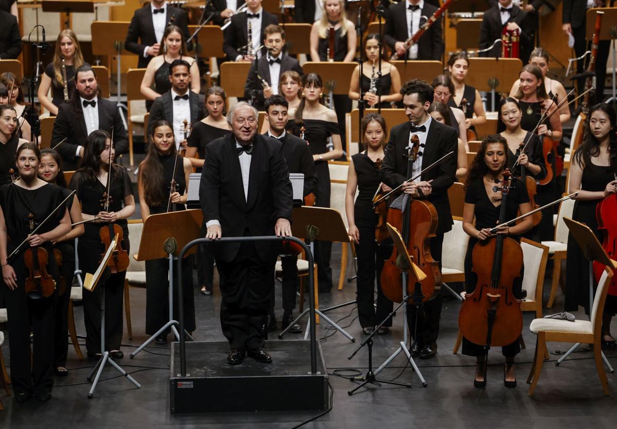 Péter Csaba, quien fuera director artístico del festival hasta el pasado año, estuvo al frente de la Orquesta Sinfónica Freixenet.