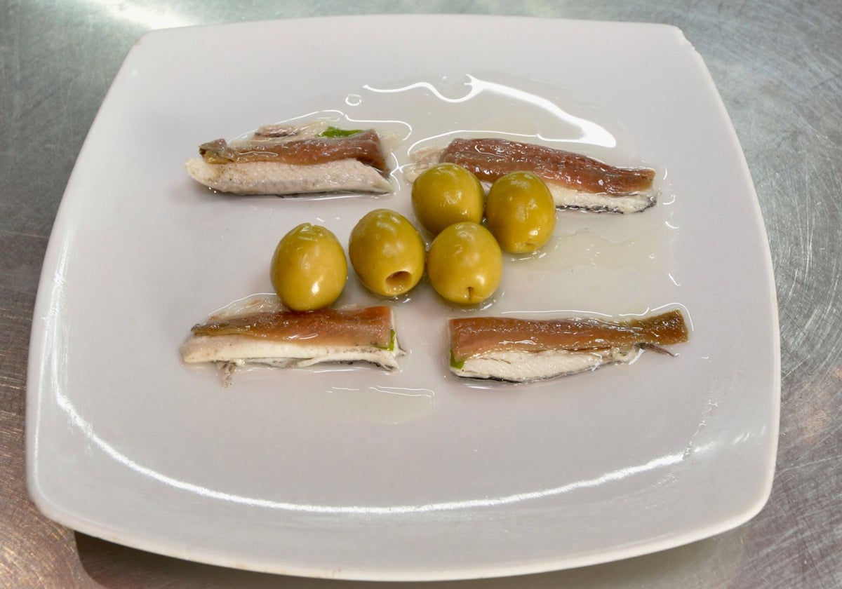 Aceitunas con matrimonio de anchoa y boquerón.