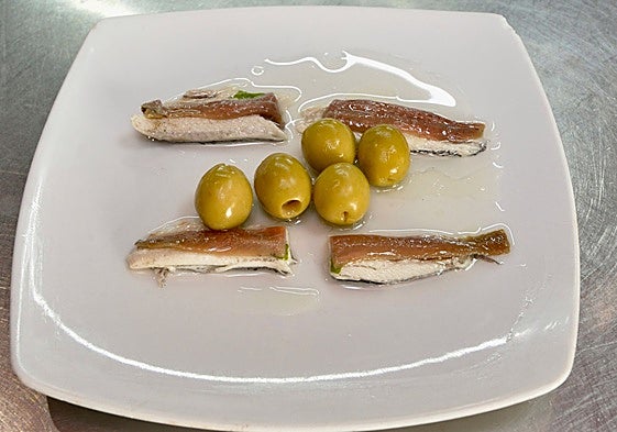 Aceitunas con matrimonio de anchoa y boquerón.