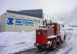 Una máquina quitanieves despeja los accesos a la estación de esquí de Alto Campoo.