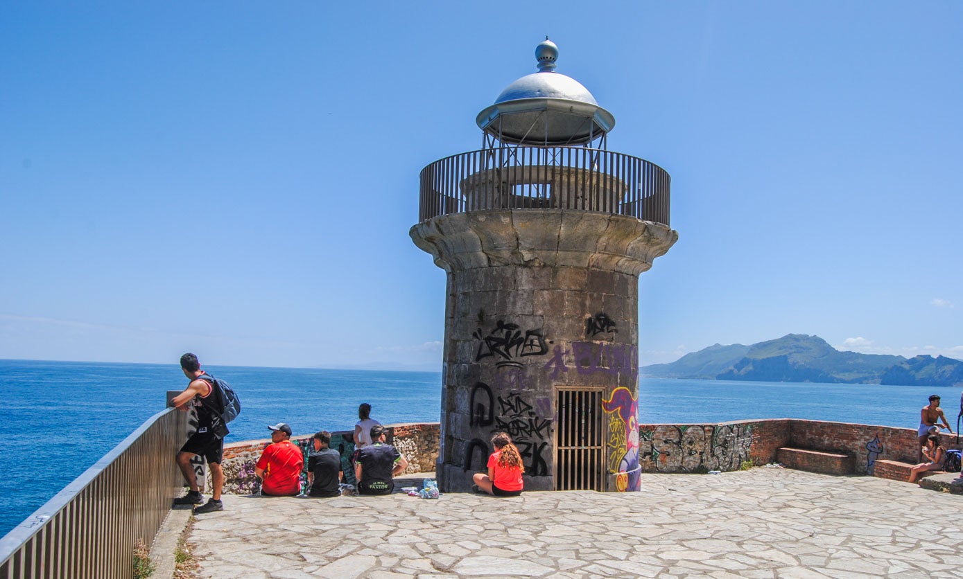 Los caminantes pueden disfrutar de las vistas desde la torre con tranquilidad y espacio.