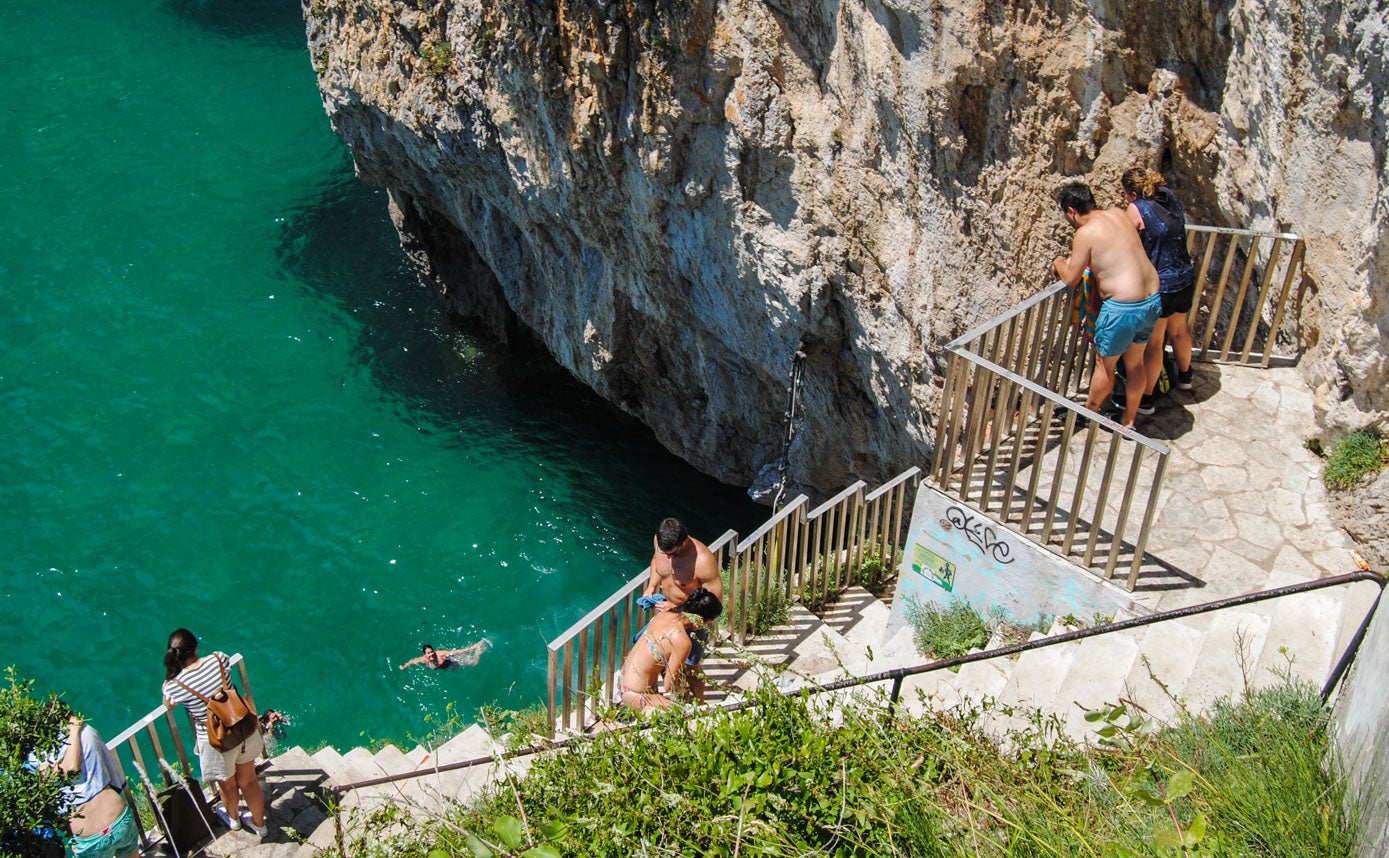 Algunos visitantes aprovechan para bañarse en las aguas turquesas.