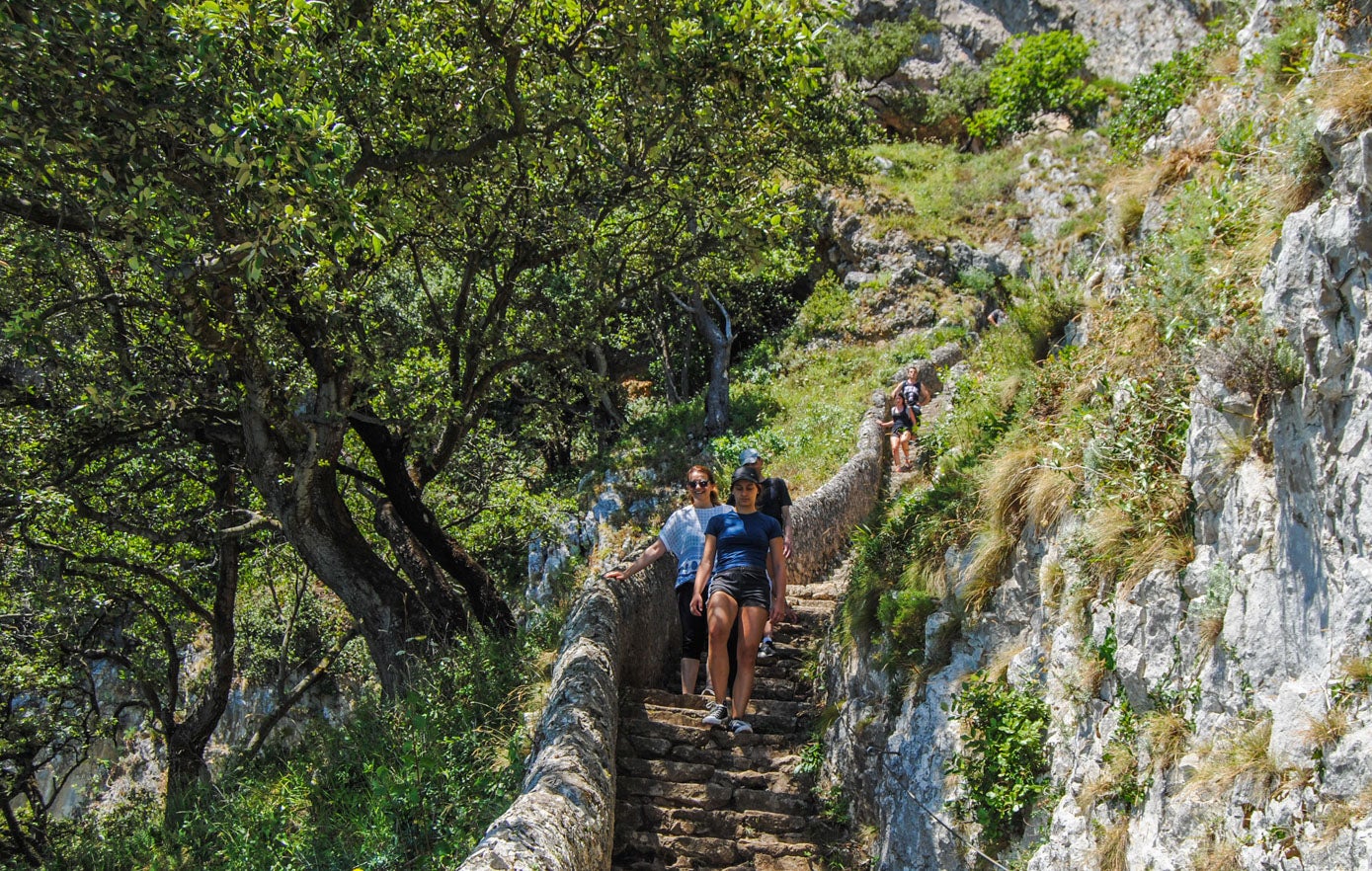 Turistas descienden los 763 escalones hasta llegar a este paradisíaco rincón de Santoña.